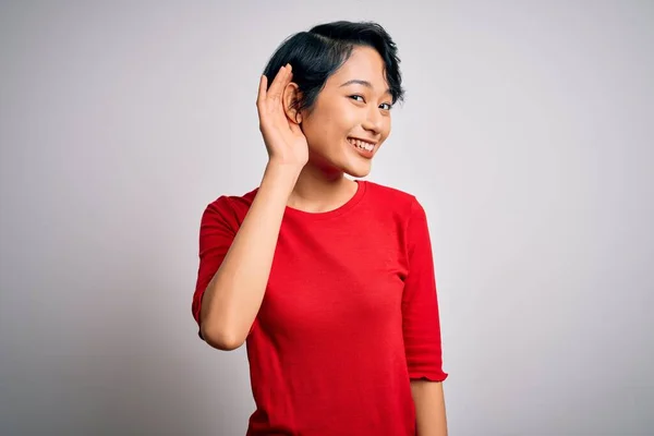 Junge Schöne Asiatische Mädchen Lässigem Roten Shirt Vor Isoliertem Weißen — Stockfoto