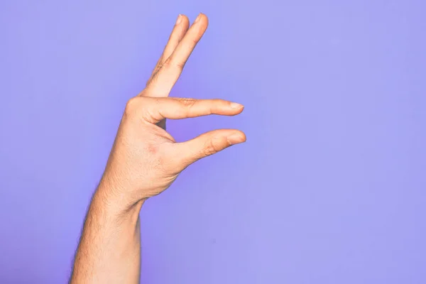 Mano Joven Caucásico Mostrando Los Dedos Sobre Fondo Púrpura Aislado —  Fotos de Stock