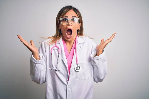 Middelbare Leeftijd Mooie Arts Vrouw Dragen Roze Stethoscoop Geïsoleerde Witte — Stockfoto