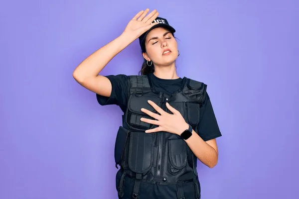 Mujer Joven Policía Que Usa Uniforme Chaleco Antibalas Seguridad Sobre — Foto de Stock