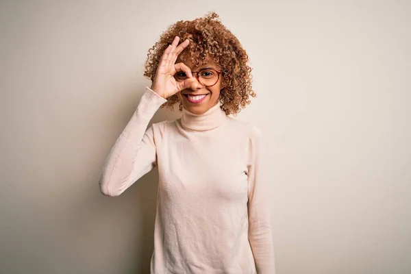 Jonge Afro Amerikaanse Vrouw Draagt Coltrui Bril Witte Achtergrond Doet — Stockfoto
