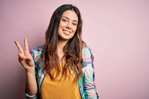 Joven Hermosa Mujer Morena Vistiendo Camisa Colorida Casual Pie Sobre —  Fotos de Stock