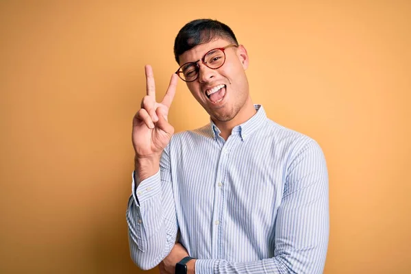 Homem Negócios Hispânico Bonito Jovem Usando Óculos Nerd Sobre Fundo — Fotografia de Stock