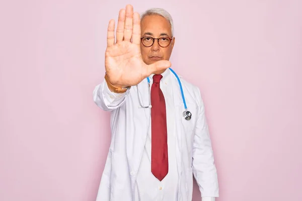 Steteskop Takan Orta Yaşlı Kır Saçlı Doktor Avucuyla Şarkı Söylemeyi — Stok fotoğraf