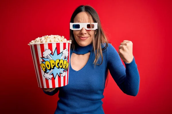 Ung Blond Kvinna Bär Glasögon Och Äta Pack Popcorn Titta — Stockfoto