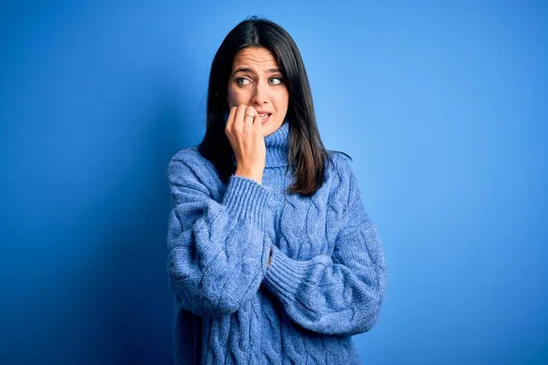 Mujer Morena Joven Con Ojos Azules Que Usa Suéter Casual — Foto de Stock