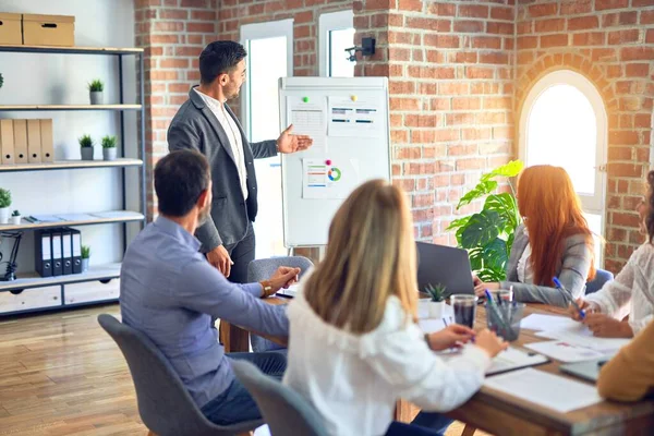 Gruppe Von Geschäftsleuten Die Einem Meeting Zusammenarbeiten Einer Von Ihnen — Stockfoto