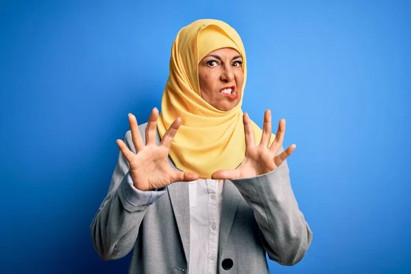 Μεσήλικας Μελαχρινή Επιχειρηματίας Φορώντας Μουσουλμανική Παραδοσιακή Μαντίλα Πάνω Από Μπλε — Φωτογραφία Αρχείου