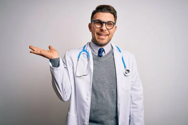 Jovem Médico Homem Com Olhos Azuis Vestindo Casaco Médico Estetoscópio — Fotografia de Stock