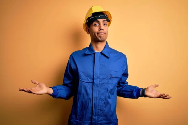 Junger Gutaussehender Afrikanisch Amerikanischer Arbeiter Blauer Uniform Und Schutzhelm Ahnungslos — Stockfoto