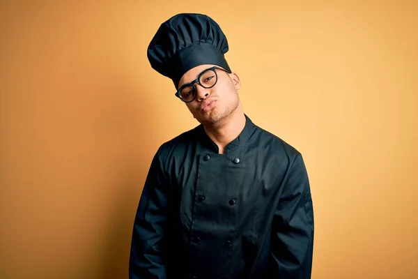 Jovem Chef Brasileiro Vestindo Uniforme Fogão Chapéu Sobre Fundo Amarelo — Fotografia de Stock