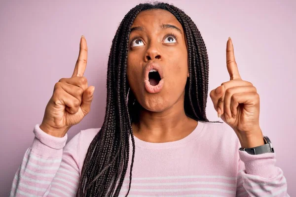 Close Jovem Afro Americana Vestindo Suéter Rosa Sobre Fundo Isolado — Fotografia de Stock