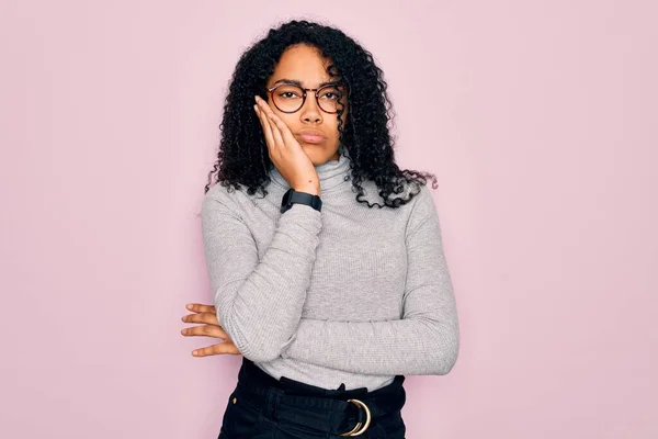 Młoda Afroamerykanka Ubrana Sweter Okulary Różowym Tle Wyglądająca Zmęczoną Znudzoną — Zdjęcie stockowe