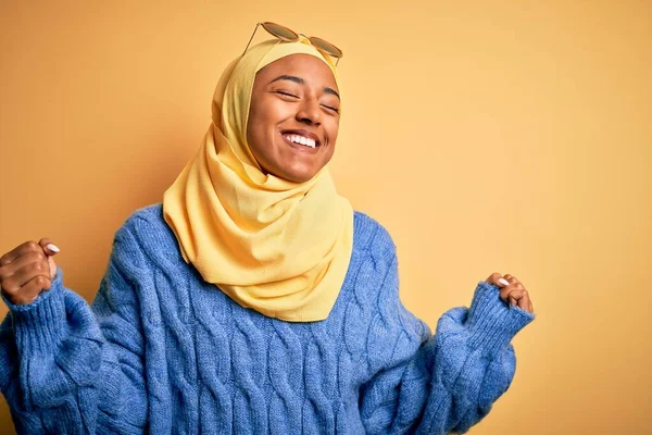 Mladá Africká Studentka Žlutém Muslimském Hidžábu Slunečních Brýlích Velmi Šťastná — Stock fotografie