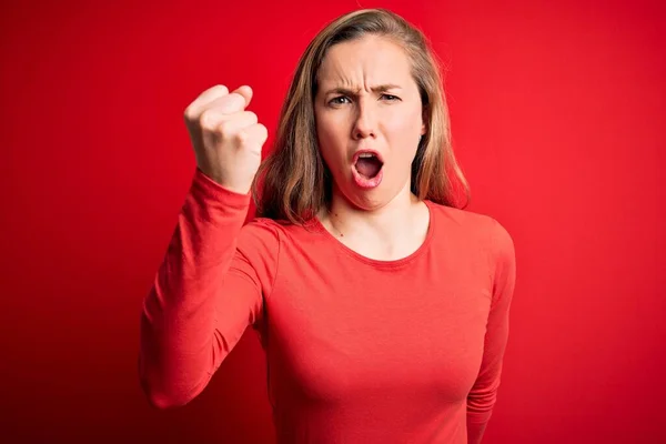 Junge Schöne Blonde Frau Lässigem Shirt Die Vor Isoliertem Roten — Stockfoto