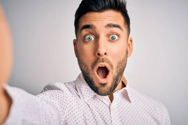 Jovem Homem Bonito Vestindo Camisa Fazendo Selfie Pela Câmera Sobre — Fotografia de Stock