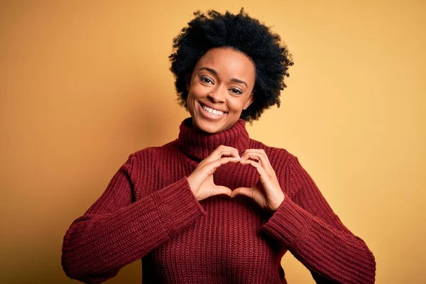 Jeune Belle Afro Afro Américaine Aux Cheveux Bouclés Portant Pull — Photo