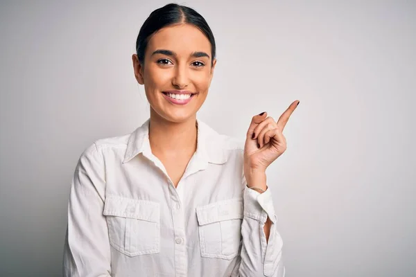 Jovem Bela Mulher Morena Vestindo Camisa Casual Sobre Fundo Branco — Fotografia de Stock