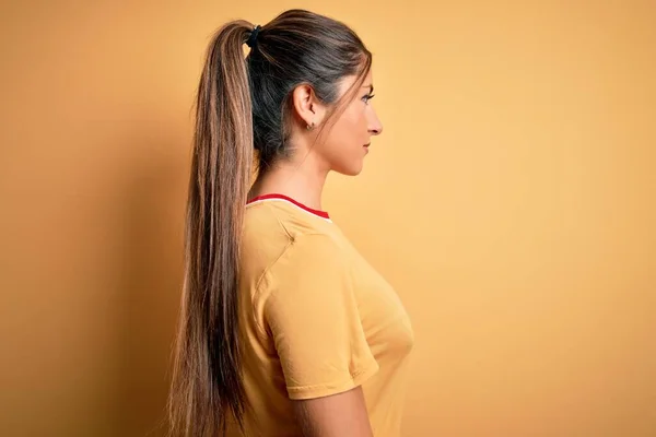 Młoda Piękna Atletyczna Kobieta Ubrana Luźny Shirt Kucyk Żółtym Tle — Zdjęcie stockowe