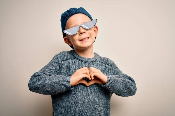 Jonge Kleine Blanke Jongen Draagt Internet Meme Misdadiger Levensbril Geïsoleerde — Stockfoto