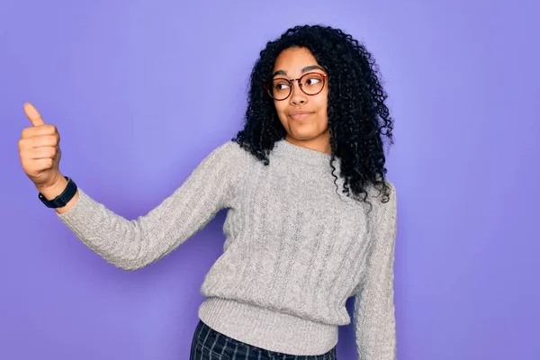 Jovem Afro Americana Vestindo Camisola Casual Óculos Sobre Fundo Roxo — Fotografia de Stock