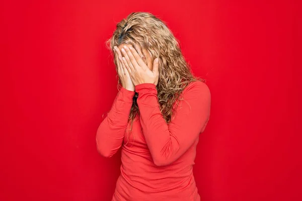 Joven Hermosa Mujer Rubia Vistiendo Camiseta Casual Roja Pie Sobre —  Fotos de Stock