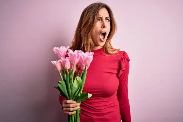 Giovane Bella Donna Bruna Tenendo Bouquet Tulipani Rosa Sfondo Isolato — Foto Stock