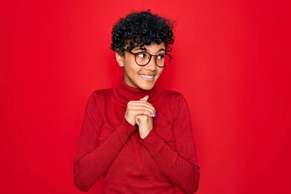 Fiatal Gyönyörű Afro Amerikai Garbó Pulóvert Visel Szemüveges Nevetett Ideges — Stock Fotó