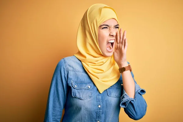 Młoda Piękna Dziewczyna Muzułmańskim Hidżabie Stojąca Nad Odizolowanym Żółtym Tłem — Zdjęcie stockowe