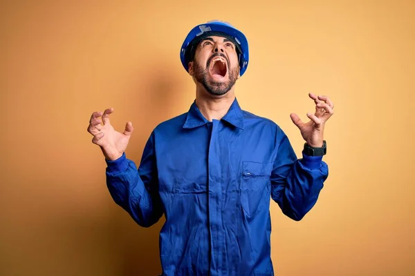 Mécanicien Barbu Portant Uniforme Bleu Casque Sécurité Sur Fond Jaune — Photo