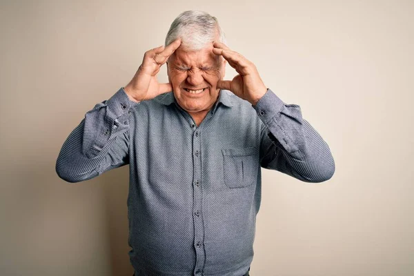 Senior Bonito Hoary Homem Vestindo Camisa Casual Sobre Fundo Branco — Fotografia de Stock