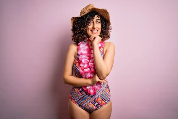 Młoda Piękna Arabska Kobieta Wakacjach Kostiumie Kąpielowym Hawajskich Kwiatach Lei — Zdjęcie stockowe