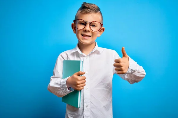 Młody Mały Biały Uczeń Ubrany Inteligentne Okulary Trzymający Książkę Szkoły — Zdjęcie stockowe
