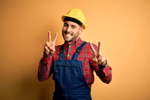 Homem Jovem Construtor Vestindo Uniforme Construção Capacete Segurança Sobre Fundo — Fotografia de Stock