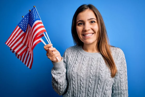 Jonge Patriottische Vrouw Met Amerikaanse Vlag Onafhankelijkheidsdag Juli Blauwe Achtergrond — Stockfoto