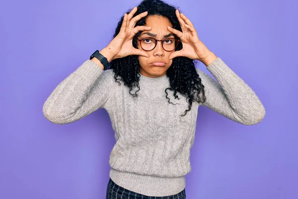 Młoda Afroamerykanka Ubrana Luźny Sweter Okulary Fioletowym Tle Próbuje Otworzyć — Zdjęcie stockowe