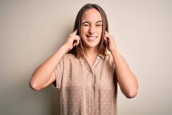 Ung Vacker Kvinna Bär Casual Skjorta Står Över Isolerade Vit — Stockfoto