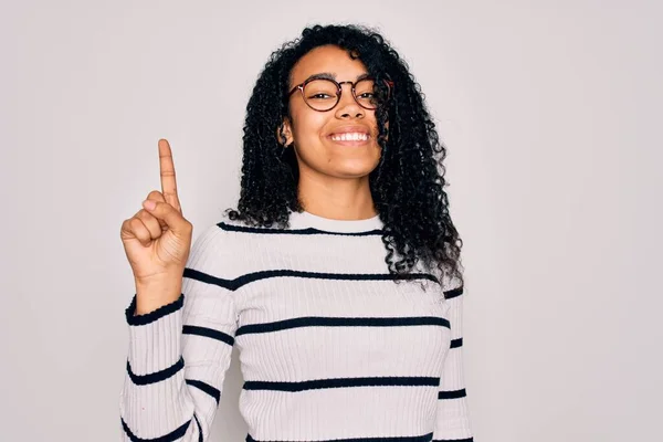 Junge Afrikanisch Amerikanische Frau Trägt Gestreiften Pullover Und Brille Über — Stockfoto
