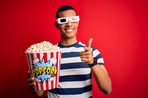 Joven Hombre Afroamericano Guapo Viendo Película Usando Gafas Comiendo Palomitas —  Fotos de Stock