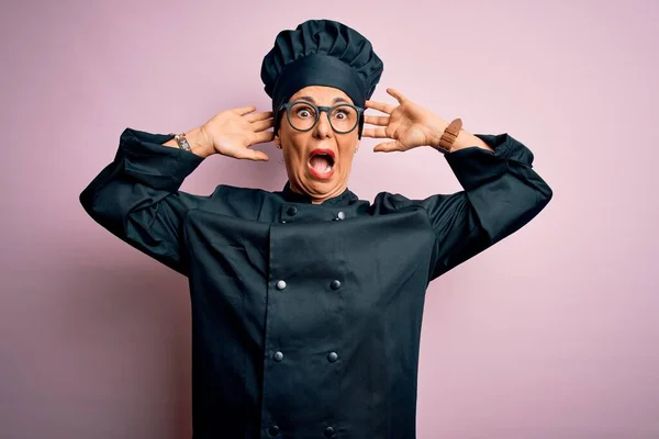 Chef Morena Mediana Edad Mujer Con Uniforme Cocina Sombrero Sobre —  Fotos de Stock