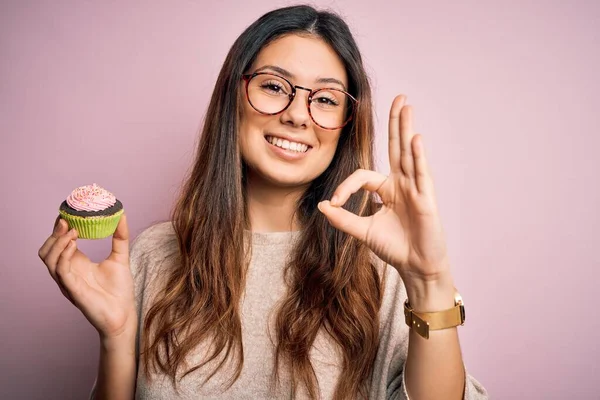 美しいブルネットの若い女性 — ストック写真