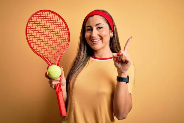 Mooie Brunette Sportvrouw Tennissen Met Behulp Van Racket Bal Gele — Stockfoto