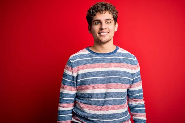 Homem Bonito Loiro Jovem Com Cabelo Encaracolado Vestindo Camisola Listrada — Fotografia de Stock