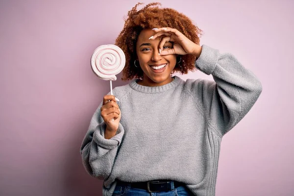 Mladý Krásný Afroameričan Afro Žena Kudrnaté Vlasy Jíst Sladké Bonbóny — Stock fotografie