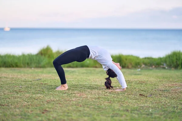 Young Beautiful Sportwoman Practicing Yoga Coach Teaching Wheel Pose Park — Stock Photo, Image