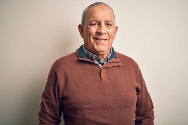 Hombre Guapo Mayor Con Suéter Elegante Pie Sobre Fondo Blanco — Foto de Stock