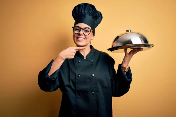 Genç Güzel Esmer Aşçı Kadın Aşçı Üniforması Giyiyor Kafasında Kubbe — Stok fotoğraf