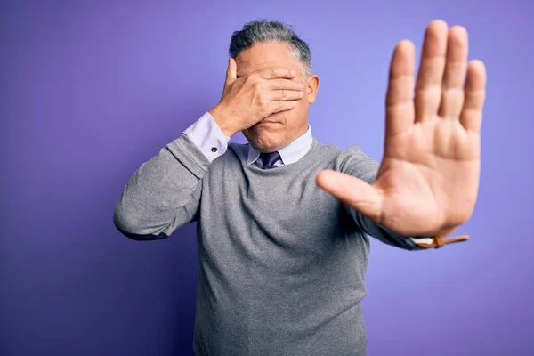 Medioevo Bell Uomo Dai Capelli Grigi Che Indossa Elegante Maglione — Foto Stock