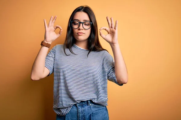 Jonge Brunette Vrouw Met Een Bril Marine Shirt Gele Geïsoleerde — Stockfoto