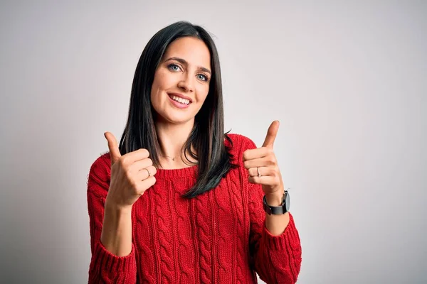 Mujer Morena Joven Con Ojos Azules Vistiendo Suéter Casual Sobre — Foto de Stock